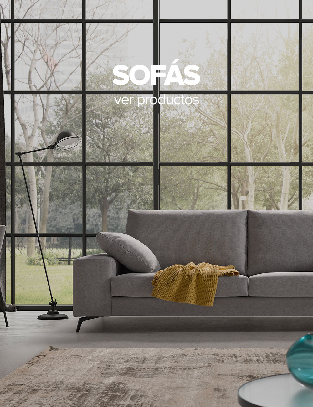 Sofá moderno en sala de estar